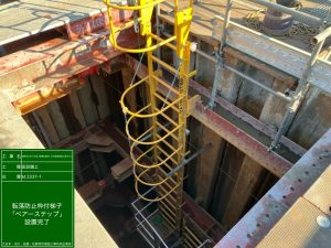 写真２　M2337-1立坑工状況（仮設工設置完了）